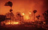 L'incendie de Palisades ravageant un quartier au milieu de vents violents, dans le quartier de Pacific Palisades, à Los Angeles, le 7 janvier 2025. (Crédit : Ethan Swope/AP)
