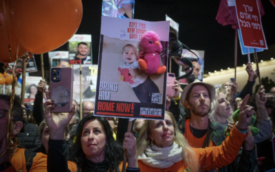 Des Israéliens participant à un rassemblement appelant à la libération des otages retenus par les terroristes du Hamas à Gaza, sur la Place des Otages à Tel Aviv, le 18 janvier 2025. (Crédit : Avshalom Sassoni/Flash90)