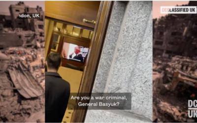 Le journaliste Alex Morris s'approchant du général de division Oded Basiuk, lui demandant "Êtes-vous un criminel de guerre, général Basiuk ?", non loin du siège du ministère britannique de la Défense, à Londres, le 22 janvier 2025. (Crédit : CApture d’écran YouTube/Declassified UK)