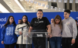 Eli Albag, père de l'otage libérée Liri Albag, s'adresse à la presse un jour après la libération de sa fille, tandis que le reste de la famille et d'autres familles d'otages libérés écoutent, au centre médical Rabin, le 26 janvier 2025. (Paulina Patimer / Hostages' Families Forum)