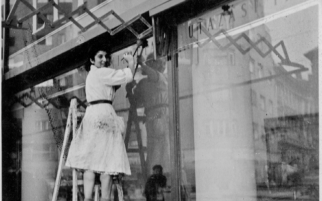 Zippi peignant les lettres de la devanture de la galerie Luxor, à Bratislava, en 1938. (Crédit : Autorisation)