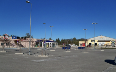 La zone commerciale de Sault, dans le Vaucluse, en France, le 11 décembre 2010. (Crédit : Véronique Pagnier/Wikipedia/Domaine public)