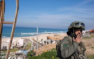 Un soldat de Tsahal portant un écusson représentant le Saint Temple, avec le texte « Nous verrons cela de nos yeux », aux abords de la ville de Gaza, le 2 février 2024. (Emanuel Fabian/Times of Israel)