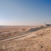 Vue de la frontière israélo-égyptienne, au sud du passage de Nitzana, le 12 janvier 2025. (Crédit : Emanuel Fabian/Times of Israel)