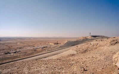 Vue de la frontière israélo-égyptienne, au sud du passage de Nitzana, le 12 janvier 2025. (Crédit : Emanuel Fabian/Times of Israel)