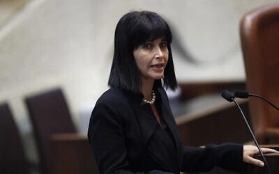 Einat Wilf devant la Knesset, le 15 octobre 2012. (Crédit : Miriam Alster/Flash90)