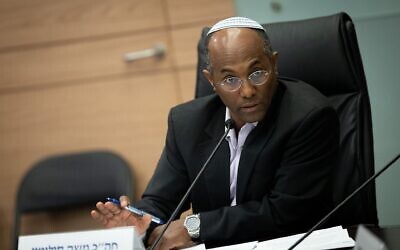 Le député HaTzionout HaDatit Moshe Solomon présidant une réunion de la commission de l’Éducation, de la Culture et des Sports de la Knesset, le 15 février 2023. (Crédit : Yonatan Sindel/Flash90)