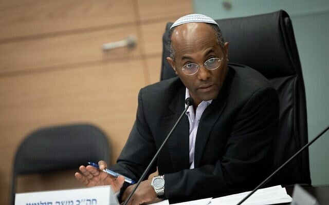Le député HaTzionout HaDatit Moshe Solomon présidant une réunion de la commission de l’Éducation, de la Culture et des Sports de la Knesset, le 15 février 2023. (Crédit : Yonatan Sindel/Flash90)