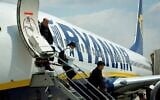 Des passagers descendant d'un vol Ryanair à l'aéroport international Ben Gurion, près de Tel Aviv, le 11 avril 2018. (Crédit : Moshe Shaï/FLASH90)