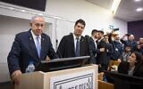 Le Premier ministre Benjamin Netanyahu témoignant lors de son procès pour corruption dans une salle d'audience du tribunal de Tel Aviv, le 18 décembre 2024. (Crédit : Miriam Alster/Flash90)