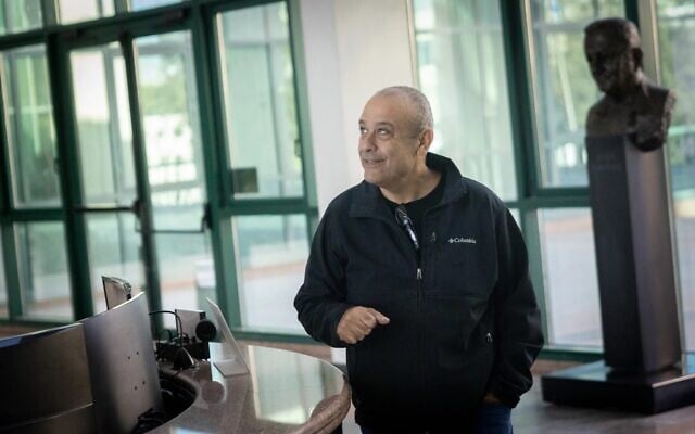 Le chef du Département des enquêtes et du renseignement du district de police de Judée et Samarie, le commandant Avishaï Muallem, arrivant pour une audience au tribunal de Jérusalem, le 5 décembre 2024. (Crédit : Chaïm Goldberg/Flash90) Le chef du Département des enquêtes et du renseignement du district de police de Judée et Samarie, le commandant Avishaï Muallem, arrivant pour une audience au tribunal de Jérusalem, le 5 décembre 2024. (Crédit : Chaïm Goldberg/Flash90)