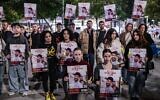 La famille, les amis et les activistes tenaent des affiches les frères israéliens Gili et Ziv Berman, retenus en otage par le Hamas à Gaza, lors d'une marche de protestation pour leur libération, à Tel Aviv, le 26 décembre 2024. (Crédit : Tomer Neuberg/Flash90)