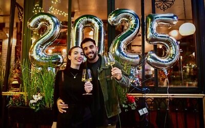 Des Israéliens fêtant le Nouvel An, dans un pub de Tel Aviv, le 31 décembre 2024. (Crédit : Avshalom Sassoni/Flash90)
