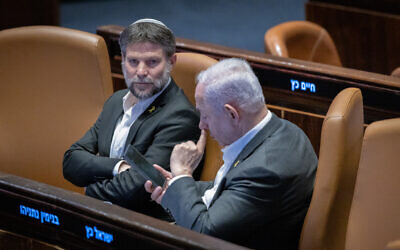 Le ministre des Finances Bezalel Smotrich (à gauche) et le Premier ministre Benjamin Netanyahu assistent à un vote en séance plénière de la Knesset, à Jérusalem, le 31 décembre 2024. (Chaim Goldberg/Flash90)