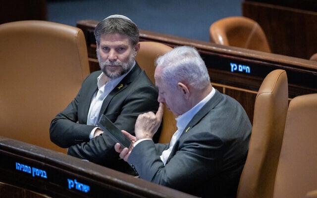 Le ministre des Finances Bezalel Smotrich (à gauche) et le Premier ministre Benjamin Netanyahu assistent à un vote en séance plénière de la Knesset, à Jérusalem, le 31 décembre 2024. (Chaim Goldberg/Flash90) Le ministre des Finances Bezalel Smotrich (à gauche) et le Premier ministre Benjamin Netanyahu assistent à un vote en séance plénière de la Knesset, à Jérusalem, le 31 décembre 2024. (Chaim Goldberg/Flash90)