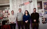 Des proches d'Israéliens retenus en otage à Gaza donnent une conférence de presse à Tel Aviv, le 6 janvier 2024. (Crédit : Avshalom Sassoni/Flash90)