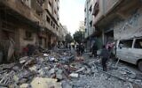 Des Palestiniens sur le site d'une attaque aérienne d'Israël à Nuseirat, dans le centre de la bande de Gaza, le 9 janvier 2025. (Crédit : Ali Hassan/Flash90)