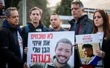 Sharon Sharabi et d'autres parents d'Israéliens pris en otage par des terroristes dans la bande de Gaza s'adressant aux médias après avoir rencontré le Premier ministre Benjamin Netanyahu, devant le bureau du Premier ministre, à Jérusalem, le 14 janvier 2025. (Crédit : Yonatan Sindel/ Flash90)