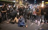 Des manifestants affrontent la police lors d'une manifestation contre l'accord sur les otages à Jérusalem, le 16 janvier 2025. (Crédit : Flash90)