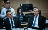 Le ministre de la Justice Yariv Levin (à droite) et le ministre des Affaires étrangères Gideon Saar présentant leur projet de loi visant à modifier le mode de nomination des juges en Israël devant la commission de la Constitution, du Droit et de la Justice de la Knesset, le 21 janvier 2025. (Crédit : Yonatan Sindel/Flash90)