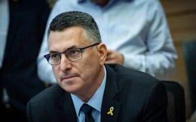 Le ministre des Affaires étrangères Gideon Saar assistant à une audience de la commission de la Constitution, du Droit et de la Justice de la Knesset, le 21 janvier 2025. (Crédit : Yonatan Sindel/Flash90)