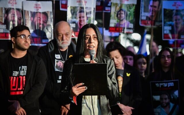 Einav Zangauker, dont le fils Matan Zangauker est retenu en otage à Gaza, s'exprimant lors d'une conférence de presse, à Tel Aviv, le 25 janvier 2025. (Crédit : Avshalom Sassoni/Flash90) Einav Zangauker, dont le fils Matan Zangauker est retenu en otage à Gaza, s'exprimant lors d'une conférence de presse, à Tel Aviv, le 25 janvier 2025. (Crédit : Avshalom Sassoni/Flash90)