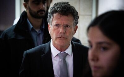 Le juge de la Cour suprême, Isaac Amit, quitte les bureaux de l'Administration des tribunaux à Jérusalem après une réunion de la Commission de sélection judiciaire qui l'a nommé nouveau président de la Cour suprême, le 26 janvier 2025. (Crédit : Chaim Goldberg/Flash90)