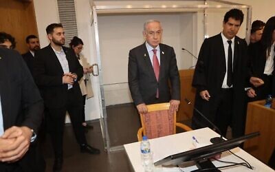 Le Premier ministre Benjamin Netanyahu arrive au tribunal de district de Tel Aviv pour déposer dans le cadre de son procès pénal, le 27 janvier 2025. (Crédit : Yariv Katz/POOL)