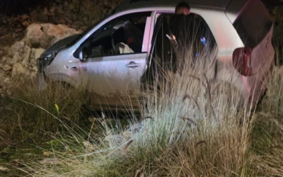 Le véhicule utilisé par un terroriste palestinien lors d'un attentat à la voiture-bélier, près de la ville de Dayr Qadis, dans le centre de la Cisjordanie, le 1er janvier 2024. (Crédit : Autorisation)