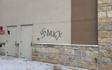 Des graffitis antisémites retrouvés à l'arrière du Centre communautaire juif Westdale à Winnipeg, début janvier 2025. (Crédit : X / @rheytah)