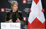 La présidente de la Confédération suisse, Karin Keller-Sutter, prononce un discours à l'occasion du Forum économique mondial, à Davos, le 23 janvier 2025. (Crédit : X / Karin Keller-Sutter)