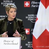 La présidente de la Confédération suisse, Karin Keller-Sutter, prononce un discours à l'occasion du Forum économique mondial, à Davos, le 23 janvier 2025. (Crédit : X / Karin Keller-Sutter)