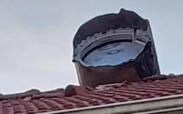 Une pièce provenant d'un missile houthi sur le toit d'une maison dans la région de Jérusalem, le 14 janvier 2025 (Crédit : porte-parole de la police). Une pièce provenant d'un missile houthi sur le toit d'une maison dans la région de Jérusalem, le 14 janvier 2025 (Crédit : porte-parole de la police).