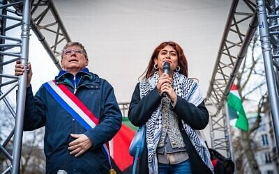 L'eurodéputée LFI Rima Hassan (à droite) aux côtés du député insoumis Éric Coquerel, lors d'un rassemblement pro-palestinien à Paris, le 25 janvier 2024. (Crédit X / @RimaHas)