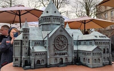 Reproduction miniature en bronze de la synagogue du quai Kléber, réalisée en 2016, et désormais exposée au jardin mémoriel inauguré le 27 janvier 2025 à Strasbourg. (Crédit : X / Préfet de région Grand Est & du Bas-Rhin)