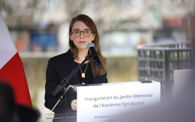 La ministre de la Lutte contre les discriminations, Aurore Bergé, prononce un discours à l'inauguration du mur des noms en mémoire des victimes de la Shoah dans le Bas-Rhin, sur l'emplacement de l'ancienne synagogue du quai Kléber, à Strasbourg, le 27 janvier 2025. (Crédit : X / Aurore Bergé) La ministre de la Lutte contre les discriminations, Aurore Bergé, prononce un discours à l'inauguration du mur des noms en mémoire des victimes de la Shoah dans le Bas-Rhin, sur l'emplacement de l'ancienne synagogue du quai Kléber, à Strasbourg, le 27 janvier 2025. (Crédit : X / Aurore Bergé)