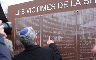 Mur des noms inauguré le 27 janvier 2025 en mémoire des victimes de la Shoah dans le Bas-Rhin, sur l'emplacement de l'ancienne synagogue du quai Kléber, à Strasbourg. (Crédit : X / Aurore Bergé)