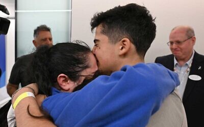 L'otage libérée Liri Albag serrant ses proches dans ses bras après les avoir retrouvés, au centre hospitalier Rabin, à Petah Tikva, le 25 janvier 2025. (Crédit : Haïm Zach/GPO)
