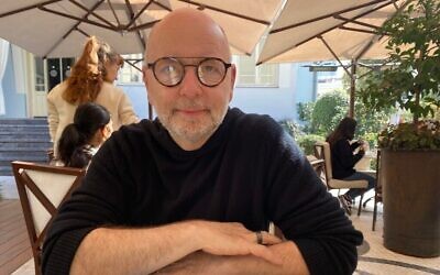 Stephen Smith à Tel Aviv, le 22 février 2024. (Crédit : Shoshanna Solomon)