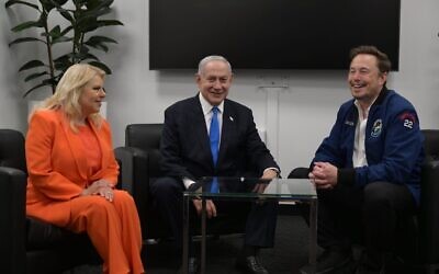 Le Premier ministre Benjamin Netanyahu et son épouse Sara rencontrant Elon Musk, propriétaire de Tesla, dans l'usine de la société de voitures électriques, à Fremont, en Californie, le 18 septembre 2023. (Crédit : Avi Ohayon/GPO)