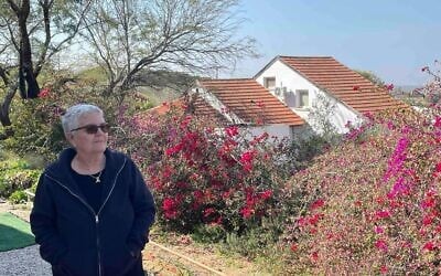 Moira Dror regarde Netiv Haasara, à quelques dizaines de mètres du nord de Gaza , le 30 janvier 2025. (Jeremy Sharon / Le Times of Israel)