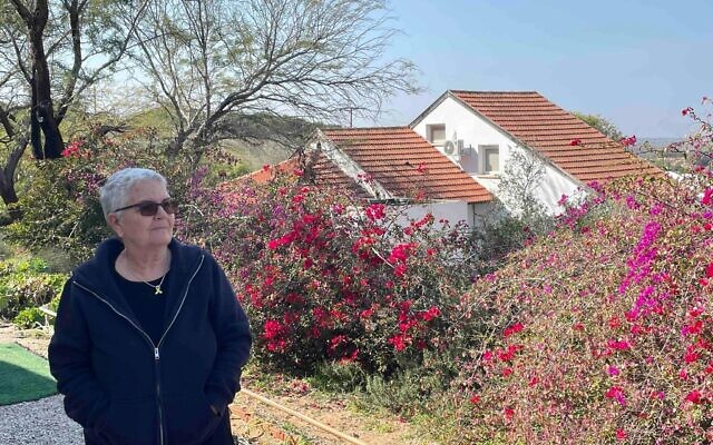 Moira Dror regarde Netiv Haasara, à quelques dizaines de mètres du nord de Gaza , le 30 janvier 2025. (Jeremy Sharon / Le Times of Israel)