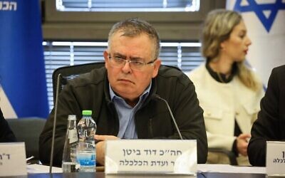 Le député David Bitan présidant une réunion de la commission des Affaires économiques, à la Knesset, le 15 janvier 2024. (Crédit : Noam Moskowitz/Bureau du porte-parole de la Knesset)