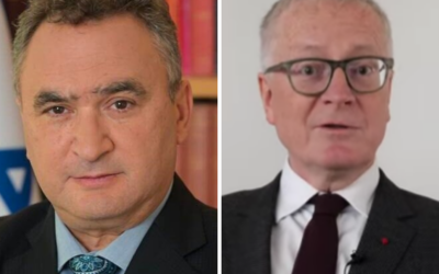 (À gauche) L'ambassadeur d'Israël en France Joshua Zarka. (Crédit : Ministère des Affaires étrangères) ; (À droite) Stephan Steinlein, Ambassadeur d'Allemagne à Paris, le 5 mai 2024. (Capture d'écran Youtube / Les Capsules de l'Histoire)