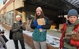 Des bénévoles de Not On Our Dime se tenant devant le Giant Eagle de Squirrel Hill pour tenter de recueillir des signatures en vue d'un référendum qui obligerait Pittsburgh à se désinvestir d'Israël. (Crédit : David Rullo)