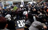 Des militants pro-palestiniens et anti-Israël devant l'Université Columbia, le 2 février 2024. (Crédit : Luke Tress/JTA)