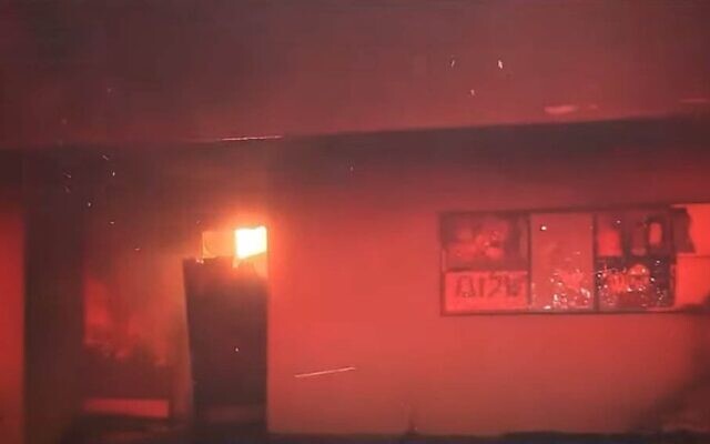 Le feu se propageant dans une salle de classe de la synagogue et du centre juif de Pasadena, le 8 janvier 2025. (Crédit : Capture d'écran/ABC News ; Youtube)