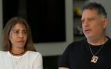 Shira Albag, à gauche, et son mari Eli, les parents de Liri Albag, soldat de surveillance captif, parlent à la chaîne N12 dans une séquence diffusée le 10 janvier 2025. (Capture d'écran : N12/used in accordance with Clause 27a of the Copyright Law)