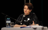 Eva Illouz, professeur de sociologie à l'Université Hébraïque de Jérusalem, donne une conférence intitulée « The Happiness Imperative », dans une vidéo publié le 11 janvier 2024. (Capture d'écran Youtube / Critical Theory / utilisée conformément à l'article 27a de la loi sur le droit d'auteur)