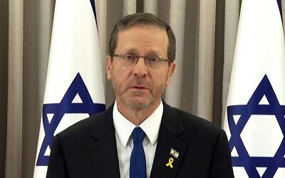 Le Président Isaac Herzog faisant une déclaration au sujet de l'accord sur la libération des otages et le cessez-le-feu approuvé par Israël et le Hamas, le 15 janvier 2025. (Crédit : Capture d'écran/GPO)